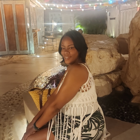 Welcome to my pop-up show,purses, jewelry, and accessories. - Picture 2 of 3